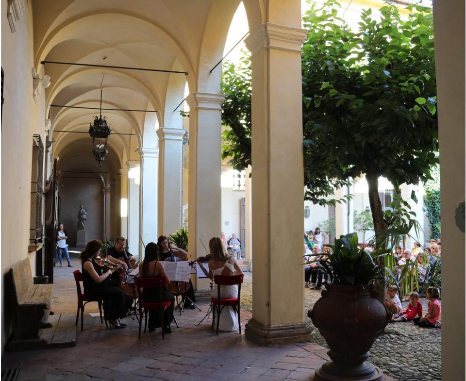 cortile di Palazzo Tozzoni - quintetto di archi